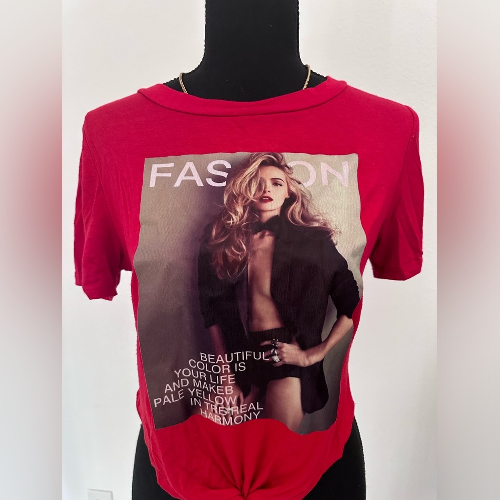 Crop short sleeve tee with fashion print on the front